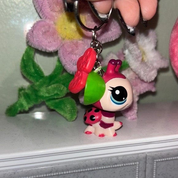 Cute littlest pet shop lady bug gen 4 series 3 Keychain with Flower Charm - Picture 6 of 7